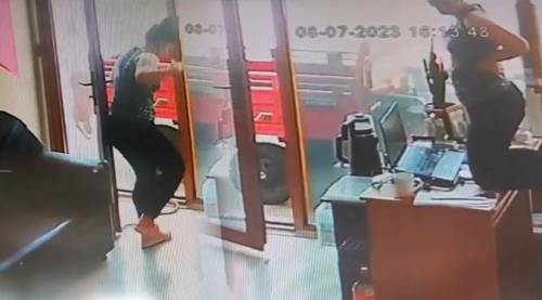 Kapıdan gireni görünce korkudan...