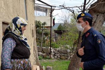 Kapılarında Yardıma Gelen Jandarma Komutanını Görünce Duygulandılar
