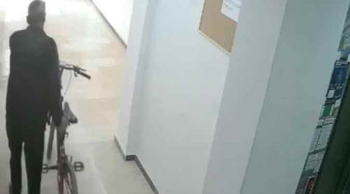 Kapıyı açık bulan hırsız işte böyle yakalandı
