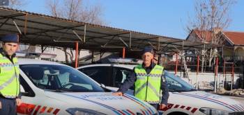 Kaputa Vur Kedileri Kurtar
