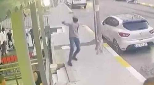 Kar maskeli saldırgan dehşet saçtı