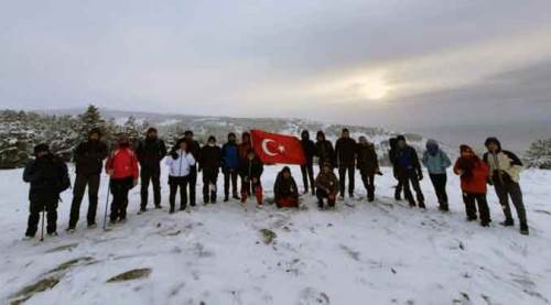 Kar ve soğuğa aldırmadan, Eskişehir'in "çatısına" tırmandılar!
