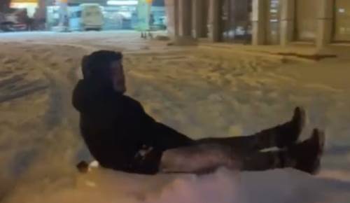 Kar yağışı eğlenceye dönüştü, sokaklar buz pistine döndü