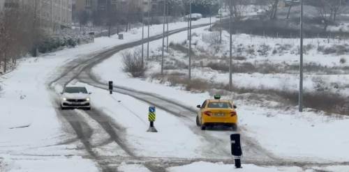Kar yağışı ve buzlanan yollar sürücülere zor anlar yaşattı