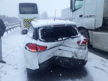 Kar Yağışı Zincirleme Kazaları Beraberinde Getirdi
