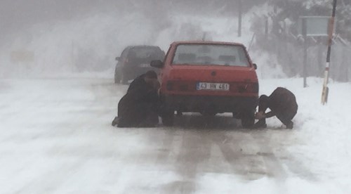 Kar yolları kapattı
