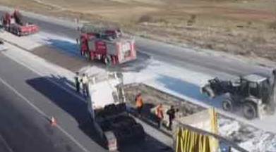 Kara yolunda ilginç görüntü: Kar değil, tonlarca...