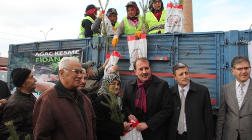 Karacan fidan dağıttı