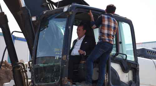 Karacan iş makinesinin direksiyonuna geçti
