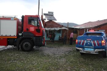 Karaköy’Ü Sel Ve Yıldırım Vurdu
