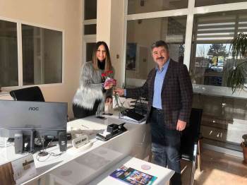 Karanfillerle Kutlandı
