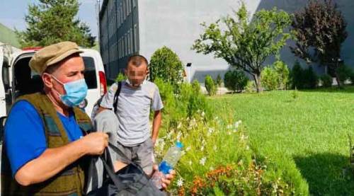 Karantinadan kaçtılar, sokakta yakalandılar!