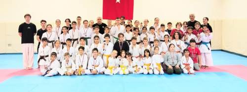 Karateciler madalya için ter döktü 