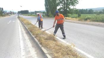 Karayolu Çevresinde Yabani Ot Temizliği
