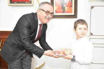 Kardeş İllerin Yöresel Yiyeceklerini Müdür Akyol’A İkram Ettiler
