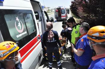 Karı Koca Çift Şarampole Devrilen Otomobilde Yaralandı
