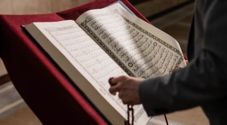 Karia Suresi Okunuşu - Karia Suresi Arapça Yazılışı, Fazileti, Türkçe Anlamı, Meali Ve Tefsiri (Diyanet Meali &Dinle)