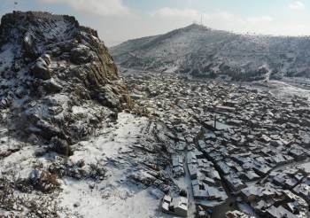 Karla Kaplanan Karahisar Kalesi’Nin Havadan Görüntüsü Büyüledi
