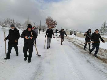 Karla Kaplı Yolu İmece Usulü İle Açtılar
