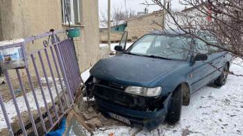 Karlı Yolda Kayan Otomobil Evin Balkonuna Çarparak Durabildi
