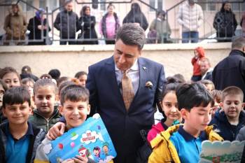 Karne Heyecanına Ortak Olurken Miniklerden Kitap Okuma Sözünü Aldı
