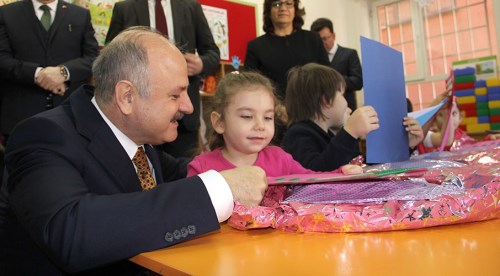 Karnelerini Vali Çakacak dağıttı