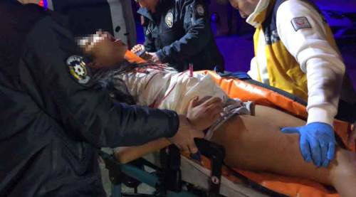 Karnına sapladığı bıçakla hastaneye götürüldü