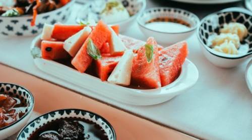 Karpuz Neden Peynirle Yenir? Az Bilinen Lezzet İkilisinin Beslenme Faydaları