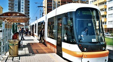 Karşıdan karşıya geçerken tramvay çarptı