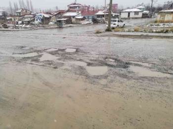 Karşıyaka Mahallesi’Ndeki Yol Köstebek Yuvasına Döndü
