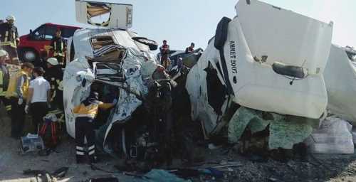 KATLİAM GİBİ KAZA : 10 ÖLÜ