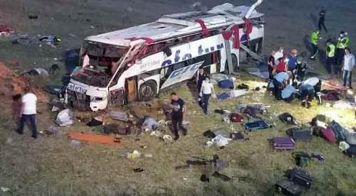 Katliam gibi kaza: 15 ölü, 17 yaralı!