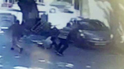 Kavga ettiği 5 kişinin üzerine araba sürdü