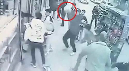 Kavgayı ayırmak istedi: Tüp fırlattılar!