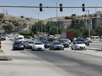 Kavşak Noktası Afyonkarahisar’Da Araç Yoğunluğu
