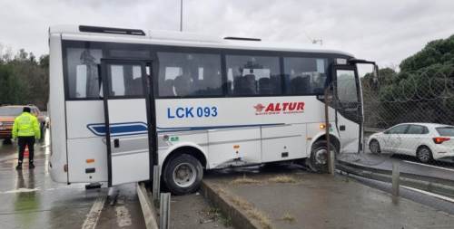 Kaydan yolda bariyerlere çarpan minibüs kaza yaptı