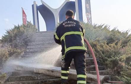 Kayı Anıtı’nda tahta merdiven yangını korkuttu