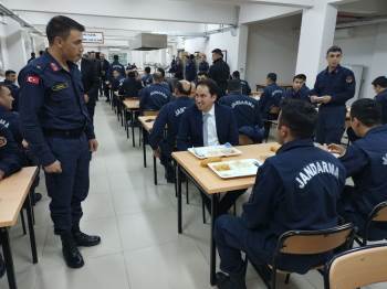 Kaymakam Bolat, İftarını Askerlerle Yaptı
