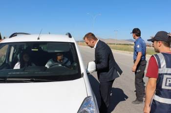 Kaymakam Çikolata İkram Etti Emniyet Kemerinin Önemini Anlattı
