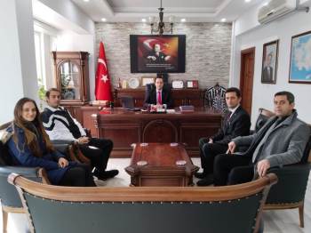 Kaymakam Demirci, İspanya’Ya Gidecek Öğretmenleri Kabul Etti, Başarılı Öğrencileri Ödüllendirdi
