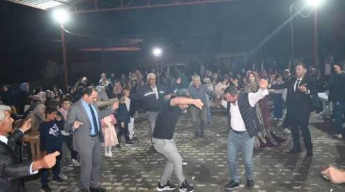 Kaymakam düğünde piste çıktı, davetlilerden alkış aldı