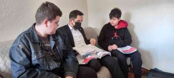 Kaymakam İpek, Ara Tatildeki Öğrencileri Evlerinde Ziyaret Ediyor
