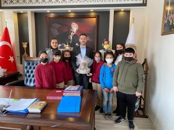 Kaymakam İrdelp, Yarışmada Dereceye Giren Öğrencileri Ödüllendirdi

