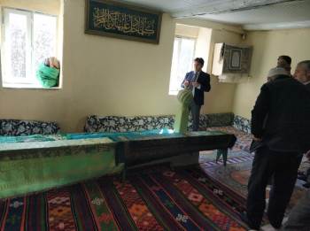 Kaymakam Kaya Karlık Sultan Türbesini Ziyaret Etti, Köyü Halkının Sorunlarını Dinledi
