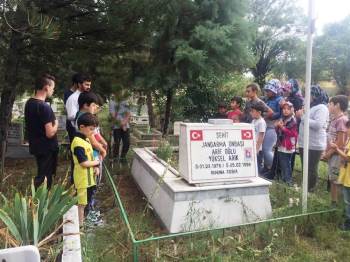 Kaymakam Okatan, Öğrencilerle Şehit Askerin Mezarını Ziyaret Etti
