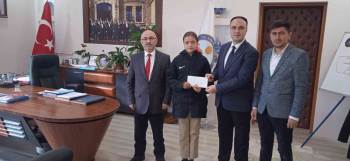 Kaymakam Tosun, Başarılı Öğrenciyi Ödüllendirdi
