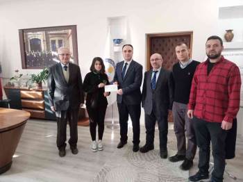 Kaymakam Tosun, Kompozisyon Yarışması İl Birincisi Öğrenciyi Ödüllendirdi
