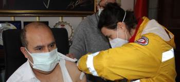 Kaymakam Ünal Korona Virüs Aşısının İlk Dozunu Yaptırdı
