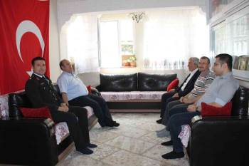 Kaymakam Ünal Ve Belediye Başkanı Şahin, Vatandaşlarla Bayramlaştı
