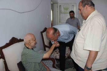 Kaymakam Ünal Ve İlçe Protokolü Şehit Babasını Babalar Günü’Nde Yalnız Bırakmadı
